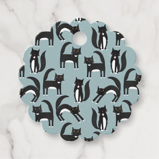 Niedliches Schwarz-Weiß-Tuxedo-Katzenmuster Geschenkanhänger (Vorderseite)