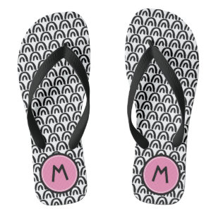 Niedliches Schwarz-weißes Patten rosa Monogramm Flip Flops