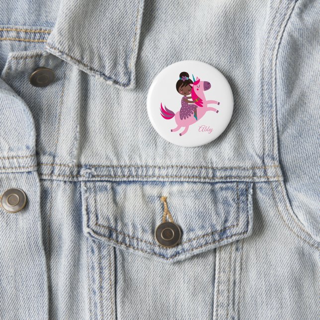 Niedliches Schwarzes Haar Reiten auf einem Einhorn Button (Beispiel)
