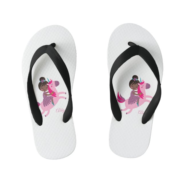Niedliches Schwarzes Haar Reiten auf einem Einhorn Kinderbadesandalen (Fußbett)