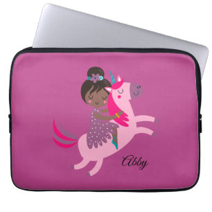 Niedliches Schwarzes Haar Reiten auf einem Einhorn Laptopschutzhülle
