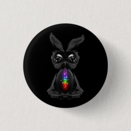 Niedliches Schwarzes Kaninchen mit Chakra-Rainbow- Button