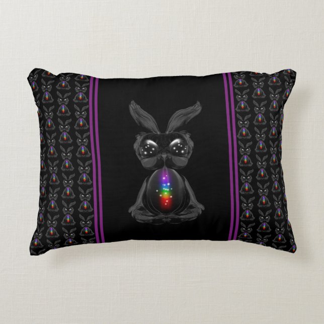 Niedliches Schwarzes Kaninchen mit Chakra-Rainbow- Dekokissen (Vorderseite)