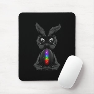 Niedliches Schwarzes Kaninchen mit Chakra-Rainbow- Mousepad