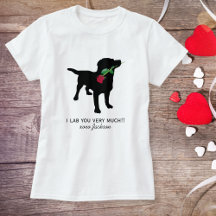 Niedliches schwarzes Labor Valentine Hunde mit Rot