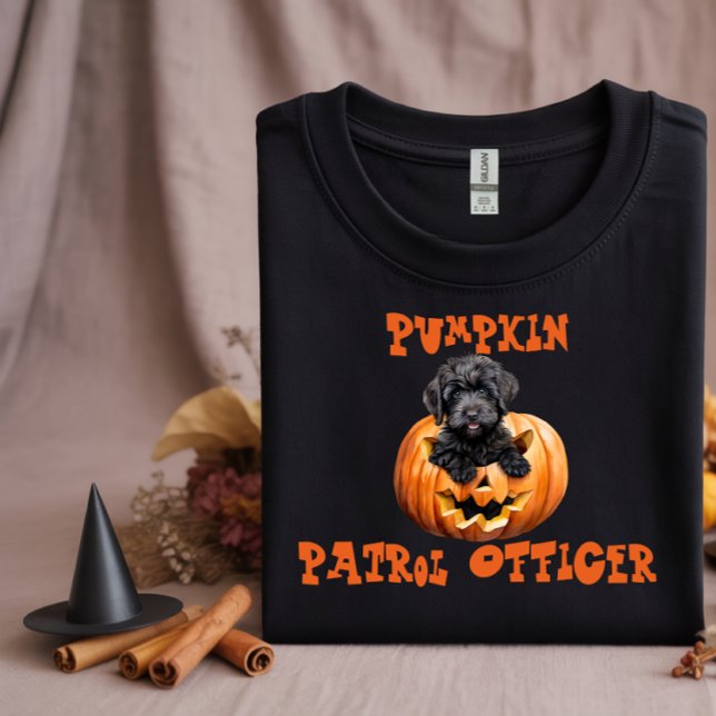 Niedliches schwarzes Labradoodrom zwischen orange- T-Shirt (Von Creator hochgeladen)