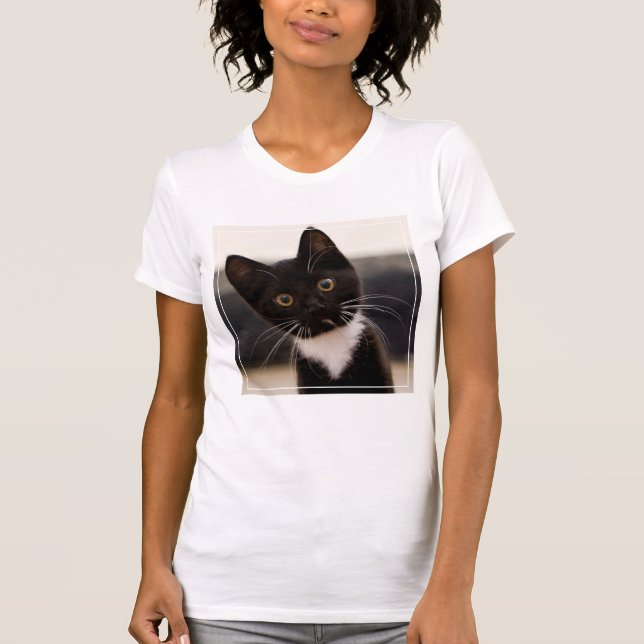 Niedliches Schwarzweiss-Tuxedo-Kätzchen T-Shirt (Vorderseite)