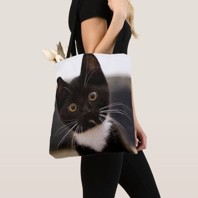 Niedliches Schwarzweiss-Tuxedo-Kätzchen Tasche (Von Nahem)