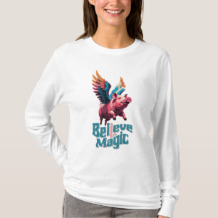 Niedliches Schwein mit farbigen Flügeln Glaube a T-Shirt