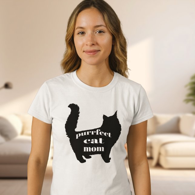 Niedliches SImple Modernes Cat Mama Shirt (Modern black and white cat mom shirt with bold silhouette design and stylish typography.)