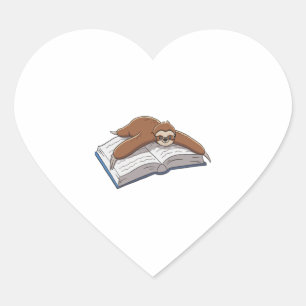 Niedliches Sloth Reading Book Herz-Aufkleber