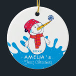 Niedliches Snowman Baby Keramik Ornament<br><div class="desc">Niedliches Snowman Baby's First Christmas Keramik Ornament. Niedlich lächelnder Schneemann mit einer Schneeflocke auf der Nase. Der Hintergrund ist eine blaue Farbspritze mit weißen Schneeflocken. Einfach personalisieren mit Ihrem Namen und Geburtsjahr.</div>