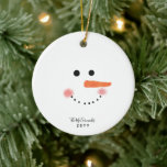 Niedliches Snowman Face Script Personalisiertes Ja Keramik Ornament<br><div class="desc">Mit diesem Niedlichen Snowman Face Script Personalisiert Year Keramik Ornament ein Lächeln auf das Weihnachtsgesicht eines Freundes setzen. Das moderne Design auf beiden Seiten eines bezaubernden, einfachen Schneemannes auf weißem runden Ziergegend. Personalisiert mit Familienname oder eigenem Text in angesagter, handgeschriebener, schwarzer Schrift und Jahr für Jahr im unteren Bereich. Eine...</div>
