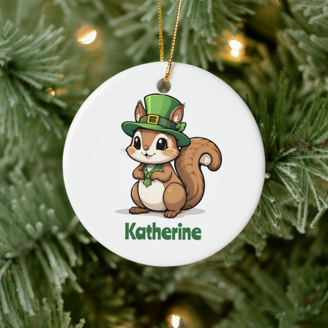 Niedliches St. Patrick's Day Eichhörnchen mit Grün Keramik Ornament (Baum)