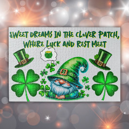 Niedliches St Patrick's Gnome Schlafen auf grau |