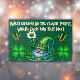 Niedliches St Patrick's Gnome Schlafen auf Jäger g
