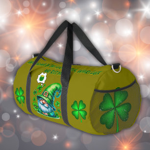 Niedliches St Patrick's Gnome Schlafen auf Oliven Duffle Bag