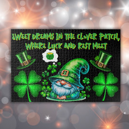 Niedliches St Patrick's Gnome Schlafen auf schwarz