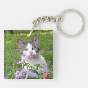 Niedliches Tabby & White Kitten in der Blume Schlü Schlüsselanhänger