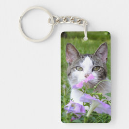 Niedliches Tabby & White Kitten in der Blume Schlü Schlüsselanhänger