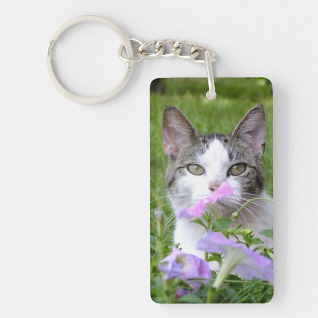 Niedliches Tabby & White Kitten in der Blume Schlü Schlüsselanhänger (Vorderseite)