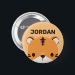 Niedliches Tiger mit Personalisiertem Namen Button<br><div class="desc">Ein niedliches Design,  das Ihren Tag aufhellt. Dieses Design bietet eine niedliche Tiger Cartoon-Abbildung mit personalisiertem Namen in braun modernen Sans Serif Schriftart Stil auf pastellorange Hintergrund. Perfekte personalisierte Geschenke für Kinder.</div>