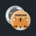 Niedliches Tiger mit Personalisiertem Namen Button<br><div class="desc">Ein niedliches Design,  das Ihren Tag aufhellt. Dieses Design bietet eine niedliche Tiger Cartoon-Abbildung mit personalisiertem Namen in braun modernen Sans Serif Schriftart Stil auf pastellorange Hintergrund. Perfekte personalisierte Geschenke für Kinder.</div>