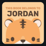 Niedliches Tiger mit Personalisiertem Namen Quadratischer Aufkleber<br><div class="desc">Ein niedliches Design,  das Ihren Tag aufhellt. Dieses Design bietet eine niedliche Tiger Cartoon-Abbildung mit personalisiertem Namen in braun modernen Sans Serif Schriftart Stil auf pastellorange Hintergrund. Perfekt personalisiert für Schulgeschenke für Kinder.</div>