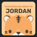 Niedliches Tiger mit Personalisiertem Namen Quadratischer Aufkleber<br><div class="desc">Ein niedliches Design,  das Ihren Tag aufhellt. Dieses Design bietet eine niedliche Tiger Cartoon-Abbildung mit personalisiertem Namen in braun modernen Sans Serif Schriftart Stil auf pastellorange Hintergrund. Perfekt personalisiert für Schulgeschenke für Kinder.</div>