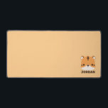 Niedliches Tiger mit Personalisiertem Namen Schreibtischunterlage<br><div class="desc">Ein niedliches Design,  das Ihren Tag aufhellt. Dieses Design bietet eine niedliche Tiger Cartoon-Abbildung mit personalisiertem Namen in braun modernen Sans Serif Schriftart Stil auf pastellorange Hintergrund. Perfekte personalisierte Geschenke für Kinder.</div>