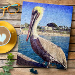 Niedliches trendy Coastal Beach Pier Pelican Bird<br><div class="desc">Dieses glückliche Pelikan, das auf einem Geländer steht und einen kalifornischen Strand überragt, schreit nach "Urlaub bereit". Genießen Sie die Zeit, während Sie bei jedem Arbeiten an diesem niedlichen, freundlichen Puzzle am Ufer des Atlantiks zu warmen Meeresbrisen zurückspringen. Ein tolles Geschenk für jemanden, der etwas Besonderes ist! Kommt in eine...</div>