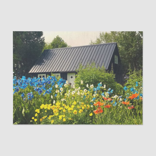 Niedliches und kleines Waldhaus mit großen Wildblu Seidenpapier (Vorderseite)