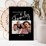 Niedliches und modernes Foto | Schwarz Leinwanddruck<br><div class="desc">Dieses einfache und stilvolle Familienkunst besticht durch Ihr persönliches Foto. Das Wort "Foto" erscheint in der modernen,  handgeschriebenen Schrift Typografie mit einem niedlichen,  handgezeichneten Herz auf dunklem schwarzen Hintergrund. Geben Sie Ihren Familiennamen und das festgelegte Datum ein.</div>
