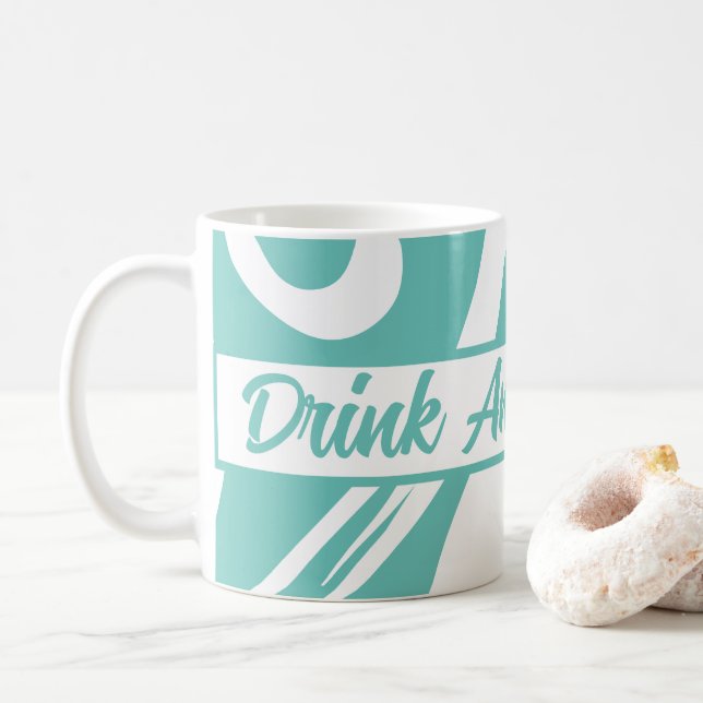 Niedliches und sonniges Getränk und türkisfarbenes Kaffeetasse (Mit Donut)