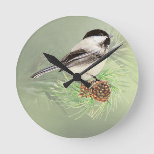 Niedliches Wasserbad Chickadee Bird in Pine Tree Runde Wanduhr