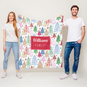 Niedliches Weihnachtsbaummuster mit Familienname Fleecedecke