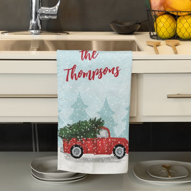 Niedliches WeihnachtsScript Watercolor Rustikaler  Geschirrtuch (Rustic red truck Christmas kitchen towel with snowy trees and personalized family name for festive)