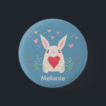 Niedliches weißes Bunny mit Herz Personalisiert Button<br><div class="desc">Adorable weiße Kaninchen mit einem roten Herz mit Frühlingsblumen und rosa Herzen über dem Kopf.</div>