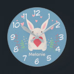 Niedliches weißes Bunny mit Herz Personalisiert Runde Wanduhr<br><div class="desc">Adorable weiße Kaninchen mit einem roten Herz mit Frühlingsblumen und rosa Herzen über dem Kopf.</div>