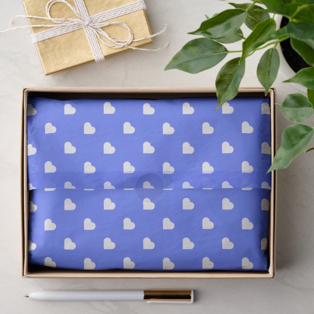 Niedliches weißes Herz auf blauem Hintergrund Seidenpapier (Geschenk)