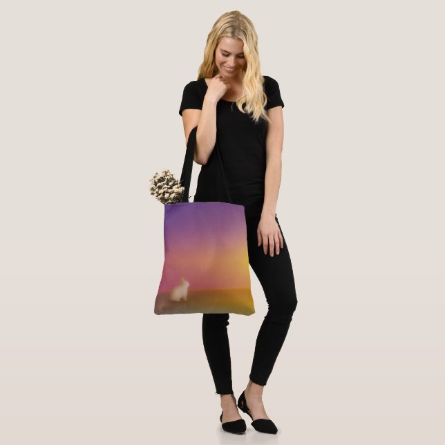 Niedliches Weißes Kaninchen auf Grassy Hill bei So Tasche (Am Model)