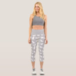 Niedliches weißes Katzenmuster Lichtgrau Capri Leggings<br><div class="desc">Niedliche weiße Silhouetten verschiedener KatzenPosen in wiederholtem Muster auf benutzerdefiniertem Farbhintergrund.</div>