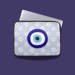 Niedliches weißes zartes romantisches griechisches laptopschutzhülle<br><div class="desc">Der Niedliche White Delicate Romantic Daisy Grill Blue Eye Laptop Sleeve ist das perfekte Accessoire für alle, die Schutz und Stil suchen. Mit einem Design, das Weißtönen mit einer Touch von traditionell blaugriechischem Auge verbindet, verleiht dieser Ärmel ein romantisches und zartes Ambiente. Es wurde geschaffen, um Ihren Laptop mit Charme...</div>