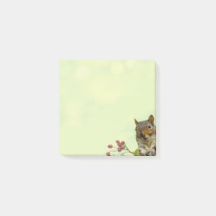 Niedliches wildes Eichhörnchen auf limettengrünen  Post-it Klebezettel