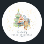 Niedliches Woodland Animals Baby's First Christmas Runder Aufkleber<br><div class="desc">Niedliches Baby's erste Weihnachtswaldtiere am Klavier mit Sternenhimmel im Hintergrund. Fügen Sie das phantastische Foto des Babys für das beste ewig bewahrte Urlaubsgeschenk hinzu.</div>