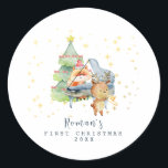 Niedliches Woodland Animals Baby's First Christmas Runder Aufkleber<br><div class="desc">Niedliches Baby's erste Weihnachtswaldtiere am Klavier mit Sternenhimmel im Hintergrund. Fügen Sie das phantastische Foto des Babys für das beste ewig bewahrte Urlaubsgeschenk hinzu.</div>