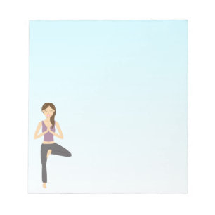 Niedliches Yoga Girl macht die Pose des Baumes Ill Notizblock