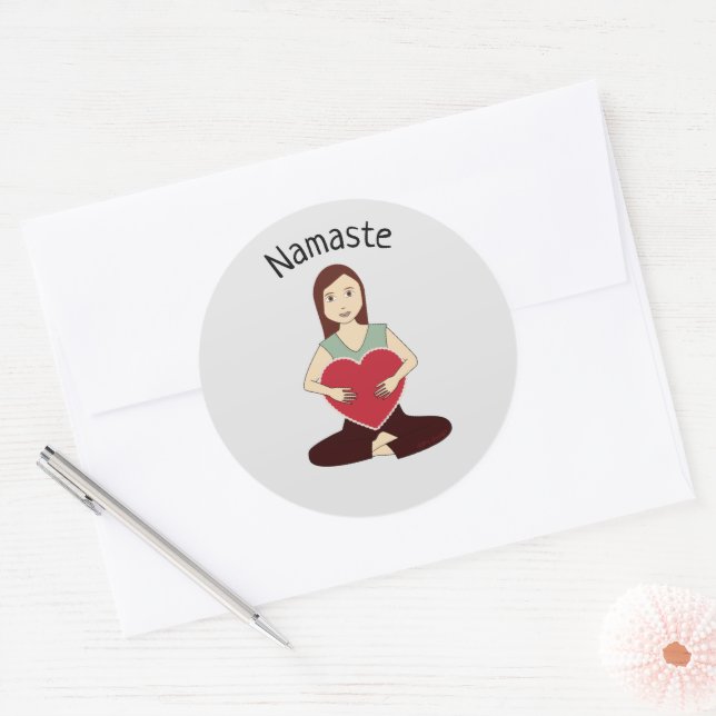 Niedliches Yoga Girl mit rotem Herzen Namaste Runder Aufkleber (Umschlag)