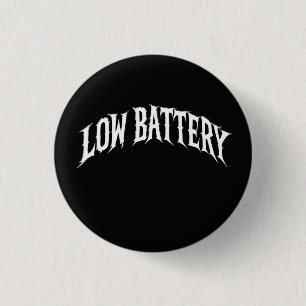 NIEDRIGE BATTERIE Verzerrtes Gothic-Text-Design Button
