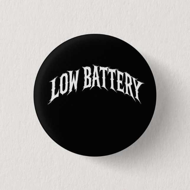 NIEDRIGE BATTERIE Verzerrtes Gothic-Text-Design Button (Vorderseite)